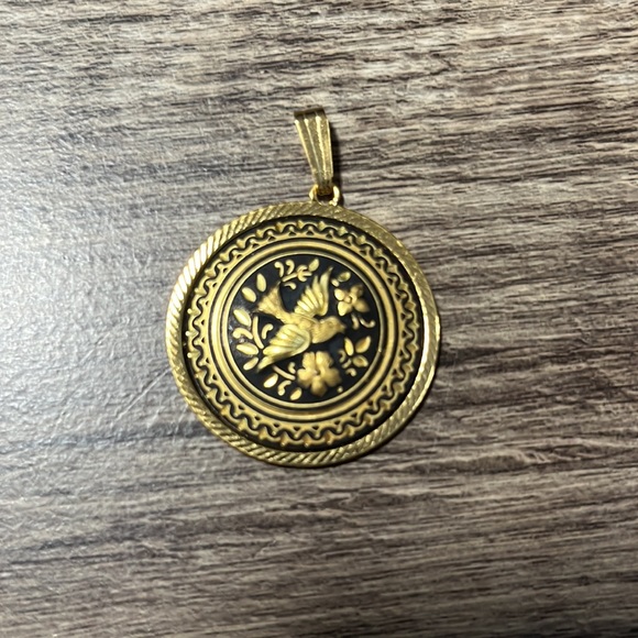 Jewelry - Pendant with bird